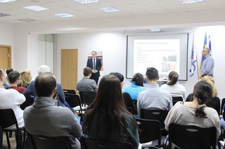 Директор Школы иностранных студентов Еврейского университета Фабио Редак выступает перед слушателями Израильского культурного центра в Киеве