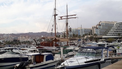 Набережна. Ліворуч на задньому плані житлові райони міста. Фото Ш. Кідрон