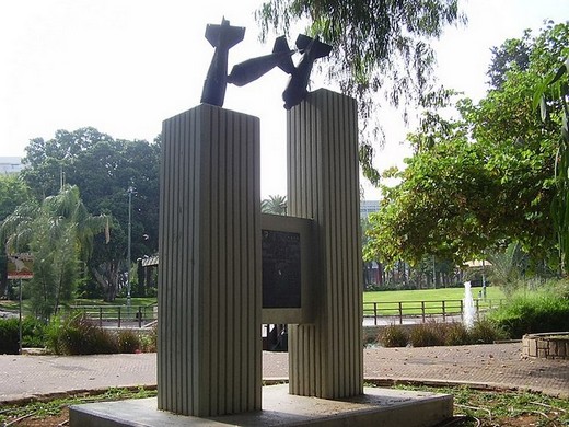 Пам'ятник жертвам бомбардування Рішон-ле-Ціона єгипетською авіацією під час Війни за незалежність. Фото: д-р Авішай Тейхер, сайт pikiwiki.org.il