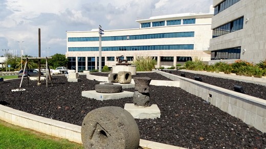 Інститут Волкані. На передньому плані стародавні сільськогосподарські знаряддя, знайдені під час археологічних розкопок.