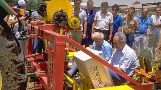 Прем'єр-міністр Шимон Перес і міністр сільського господарства Ар'є Нехамкін під час візиту до Інституту Волкані. 1986 р.