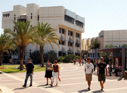 В університеті.