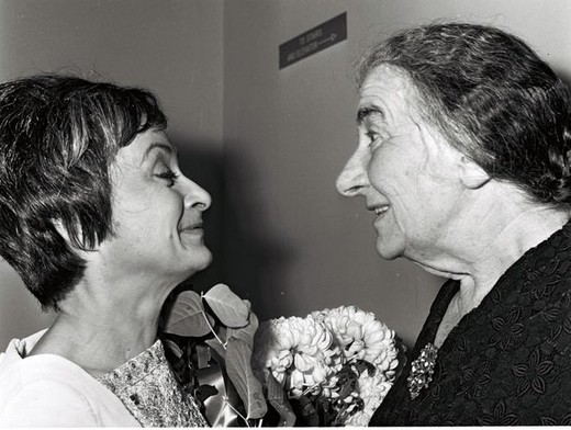 Прем'єр-міністр Ізраїлю Голда Меїр вітає Нехаму Ліфшиц після концерту в Центрі Лінкольна в Нью-Йорку.