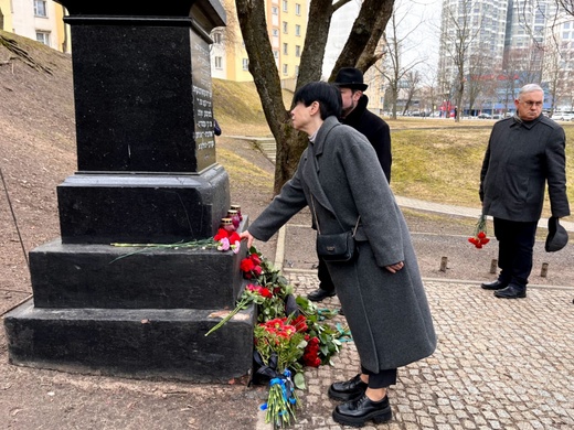 Возложение цветов у памятника