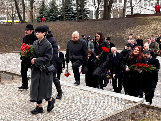 Ирис Цвайг у памятника