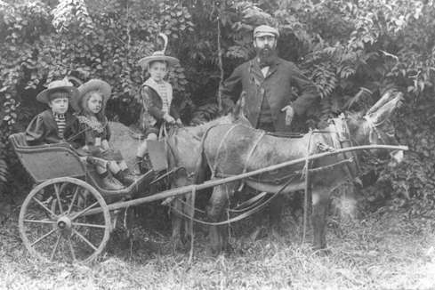 Герцль со своими тремя детьми: Гансом, Паулиной и Трудой, 5660 год – 1900