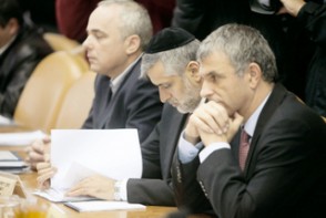 הַשָׂרִים אֵלִי יִשַי וְיוּבַל שטַיינִיץ בִּישִיבַת הַמֶמשָלָה בּיוֹם א'. מִיָמִין – הַשַׂר מֹשֶה כַּחלוֹן