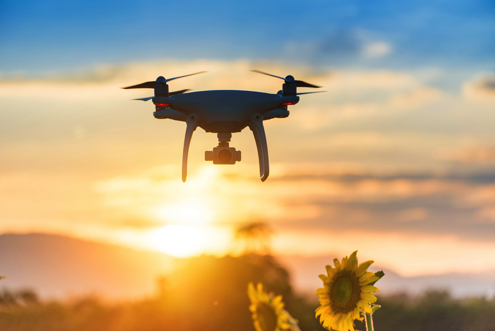 Беспилотник DJI в небе