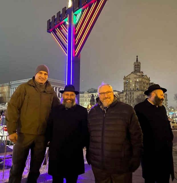 Возле ханукии на Майдане Незалежности