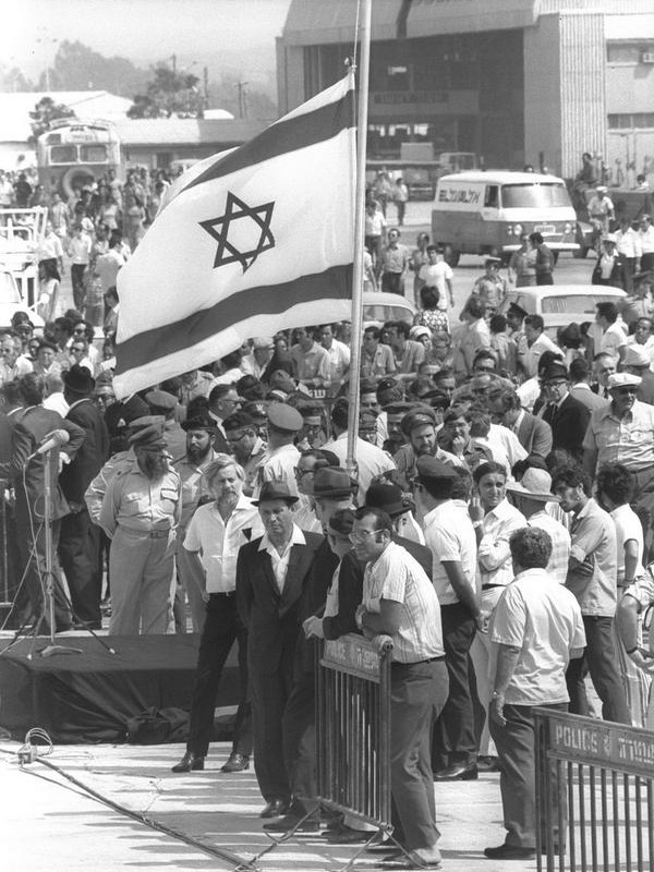 Аэропорь Лода 7 сентября 1972 г. В ожидании прибытия самолета с телами погибших израильских спортсменов. Фото: Давид Эльдан, Государственное пресс-бюро Израиля. Аэропорь Лода 7 сентября 1972 г. В ожидании прибытия самолета с телами погибших израильских спортсменов. Фото: Давид Эльдан, Государственное пресс-бюро Израиля.