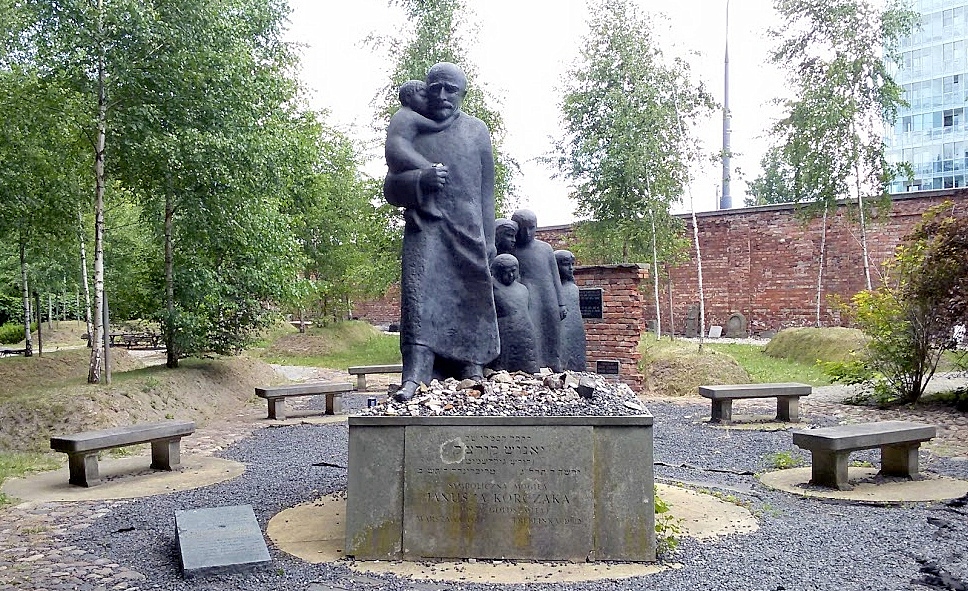 Памятник Янушу Корчаку на еврейском кладбище в Варшаве